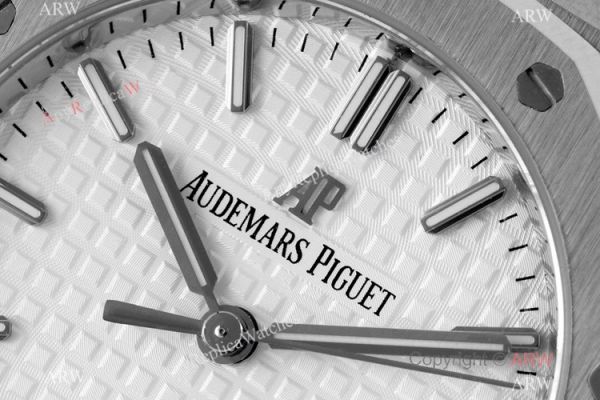 2021 New Swiss Replica Audemars Piguet Royal Oak 34mm White Textured Dial Watch with Cal.5800 2021 New Swiss Replica Audemars Piguet Royal Oak 34mm White Textured Dial Watch with Cal.5800