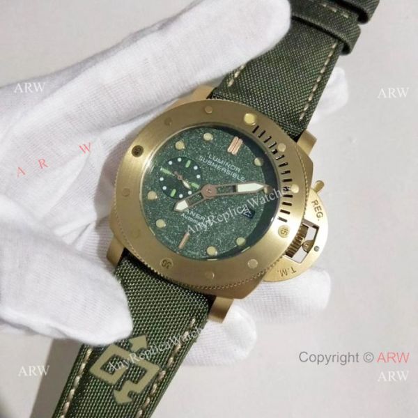 Yellow Gold Panerai Submersible Replica Watch Green Dial PAM 382 Yellow Gold Panerai Submersible Replica Watch Green Dial PAM 382