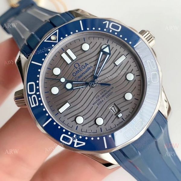 (OM)Grade 1A Omega Diver 300m James Bond Watch Replica Gray Dial Blue Rubber Band (OM)Grade 1A Omega Diver 300m James Bond Watch Replica Gray Dial Blue Rubber Band