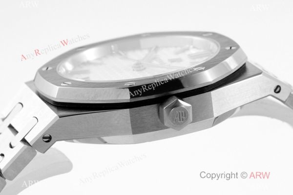 2021 New Swiss Replica Audemars Piguet Royal Oak 34mm White Textured Dial Watch with Cal.5800 2021 New Swiss Replica Audemars Piguet Royal Oak 34mm White Textured Dial Watch with Cal.5800