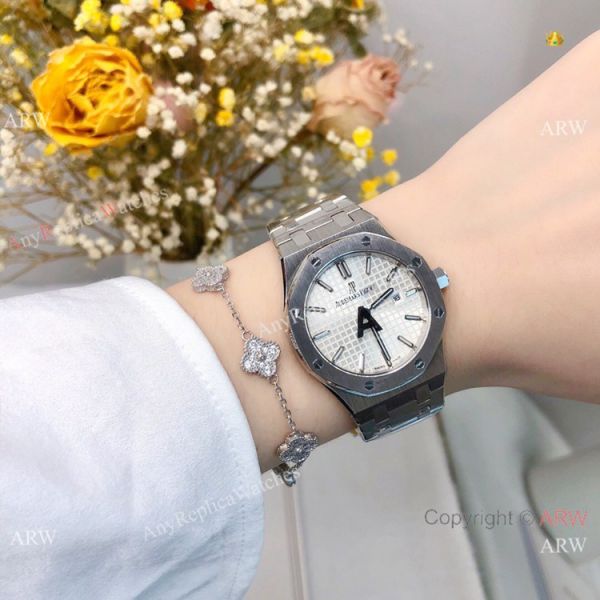 Best Copy Audemars Piguet Royal Oak Red Dial Watch 33mm Women Best Copy Audemars Piguet Royal Oak Red Dial Watch 33mm Women
